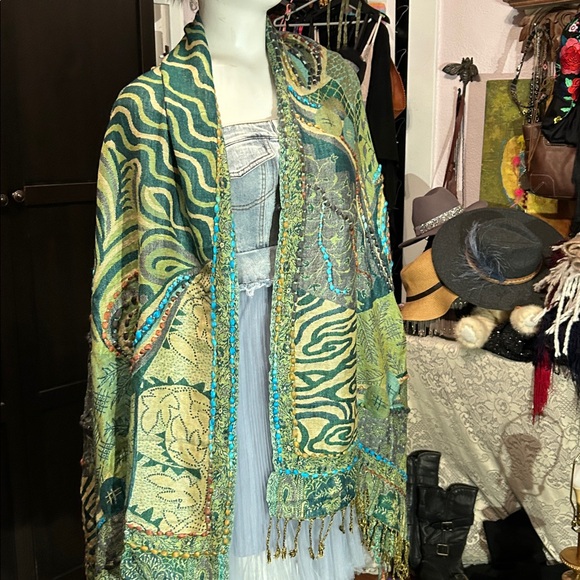 Accessories - Green and blue embroidered blanket, scarf